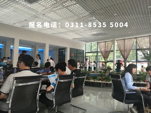 石家莊鐵路職業(yè)技工學(xué)校學(xué)費(fèi)一年多少？